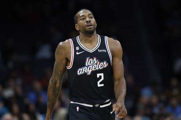 拜仁官方：格纳布里因膝盖问题缺席今日比赛（拜仁通告：格纳布里膝伤无缘今日比赛）