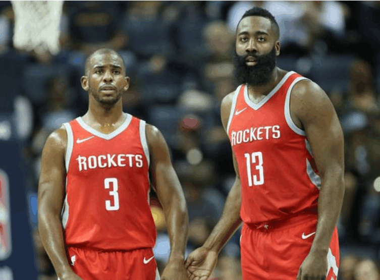 前锋单场双响，全场瞩目（前锋梅开二度，全场焦点）