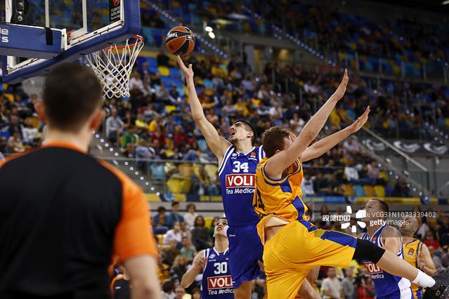 克莱携妻女驾船游湾区迎圣诞（克莱与妻女乘船畅游湾区喜迎圣诞）