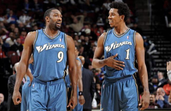 身体不适！克拉克首节仅打3分钟多，返回更衣室（因身体不适，克拉克首节仅出战3分多钟便返回更衣室）