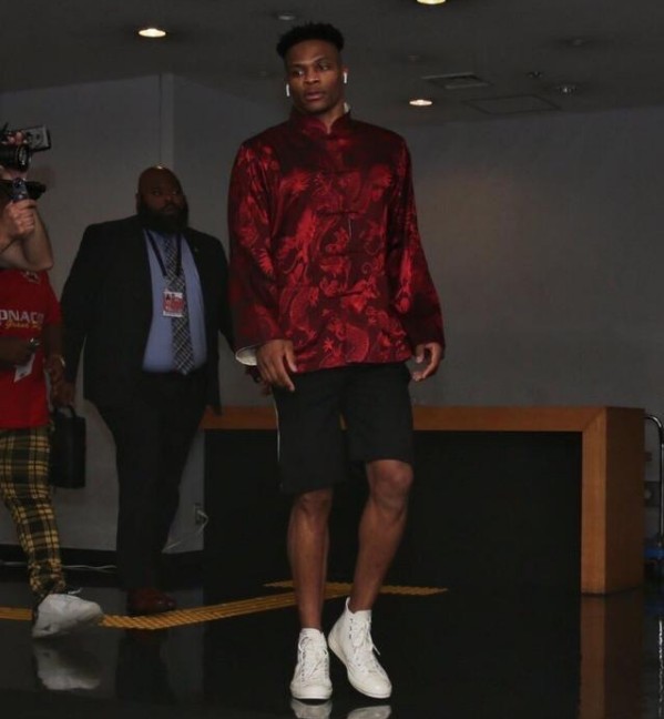 惊险一幕，马竞女足球员梅迪纳头部被膝盖撞到后失去意识（马竞女足惊魂一刻：梅迪纳头部遭膝撞后当场昏迷）